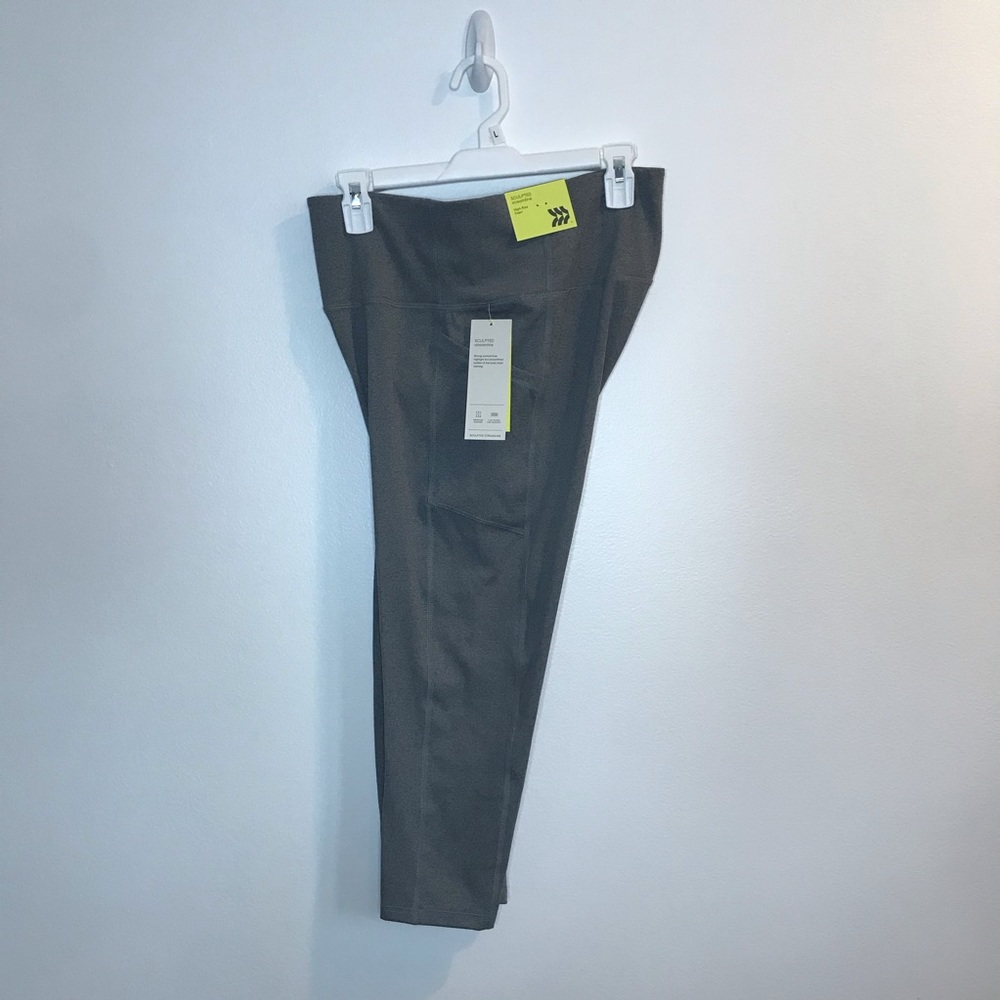 Last 1! All in Motion High Rise Capri Leggings L - Picture 5 of 10